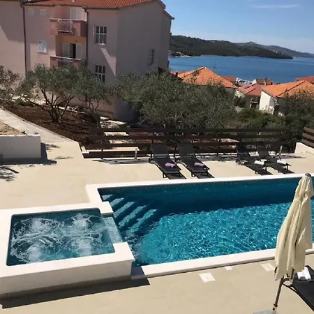 Miroslava - With Pool Apartament *