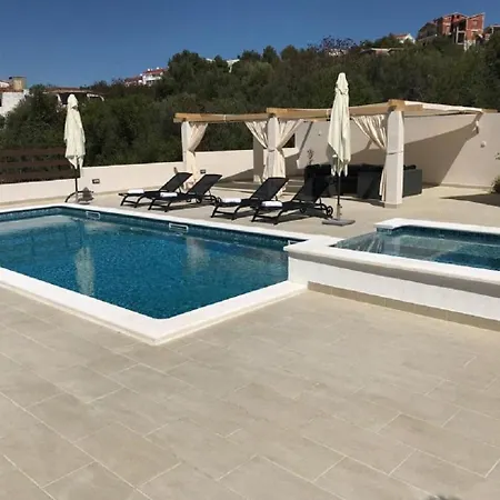 Apartment Miroslava - With Pool Trogir